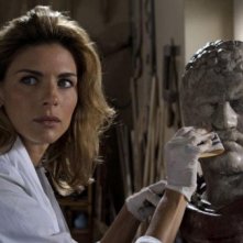 Martina Colombari in un intenso primo piano nella serie di Rai Uno, Il restauratore