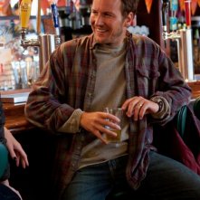 Patrick Wilson sorridente e solare in una scena di Young Adult