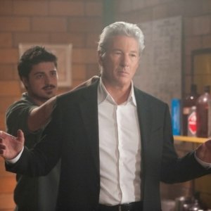 Richard Gere in una scena del film The Double insieme a Yuriy Sardarov
