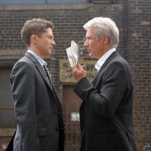 Richard Gere insieme a Topher Grace in una scena del film The Double