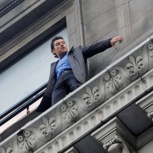 Sam Worthington in equilibrio precario sul cornicione in una scena di 40 carati