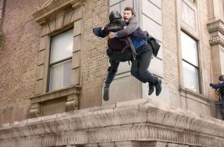 Sam Worthington salta nel vuoto con un poliziotto in una scena d'azione di 40 carati