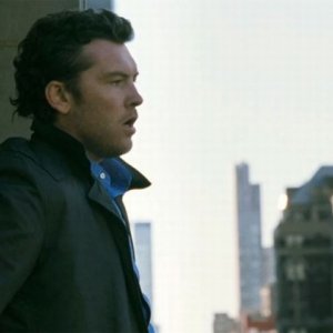 Un impaurito Sam Worthington in un'immagine tratta dal thriller 40 carati