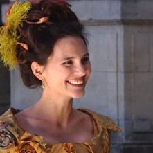 Virginie Ledoyen sorride in una scena del film Farewell, My Queen