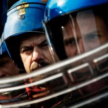 A.C.A.B.: Pierfrancesco Favino in una scena del film schierato insieme ai colleghi in tenuta antisommossa