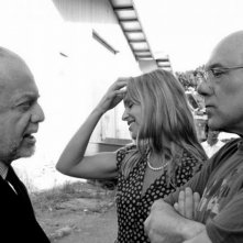 Carlo Verdone insieme a Micaela Ramazzotti e al produttore Aurelio De Laurentiis sul set di Posti in piedi in Paradiso a Cinecittà