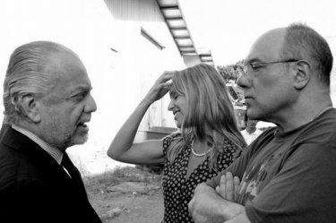 Carlo Verdone insieme a Micaela Ramazzotti e al produttore Aurelio De Laurentiis sul set di Posti in piedi in Paradiso a Cinecittà