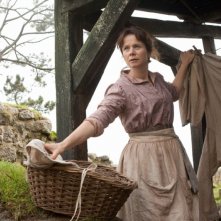 Emily Watson raccoglie il bucato in una scena di War Horse