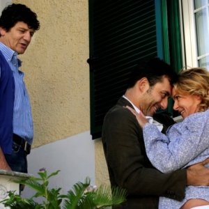 Fabio De Luigi insieme a Filippo Timi e Claudia Gerini in una scena di Com'è bello far l'amore