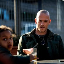 Filippo Nigro in una scena del film A.C.A.B. si guarda intorno con sospetto