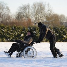 François Cluzet e Omar Sy si divertono sulla neve in una scena del film Intouchables