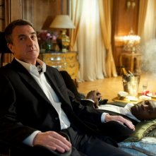 François Cluzet e Omar Sy si godono un po' di relax in una scena di Intouchables