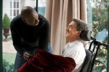 François Cluzet insieme a Omar Sy in una scena del film Intouchables
