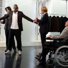 François Cluzet osserva Omar Sy mentre si fa bello in una scena di Intouchables