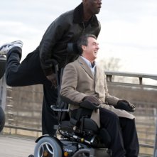 François Cluzet sorride insieme a Omar Sy in un'allegra scena di Intouchables