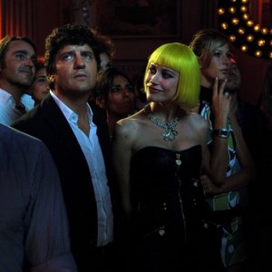 Giorgia Wurth in discoteca insieme a un distratto Fabio De Luigi in un momento del film Com'è bello far l'amore