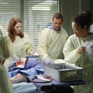 Grey's Anatomy: Justin Chambers, Sarah Drew e Sandra Oh in una scena dell'episodio Free Falling