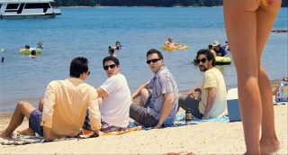 Jason Biggs, Thomas Ian Nicholas e Eddie Kaye Thomas in spiaggia in una scena di American Pie - Ancora insieme