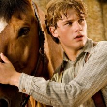 Jeremy Irvine con il cavallo Joey in una scena di War Horse