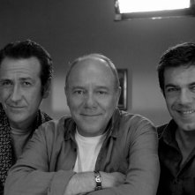 Marco Giallini, Carlo Verdone e Pierfrancesco Favino posano per una foto ricordo sul set di Posti in piedi in Paradiso