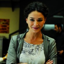 Nicole Grimaudo sorride in una scena del film L'ultima spiaggia