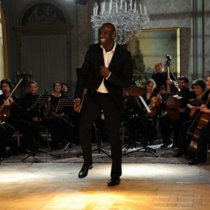 Omar Sy improvvisa dei passi di danza in una scena del film Intouchables