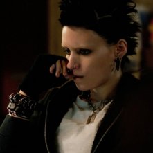 Rooney Mara pensierosa in una scena di Millennium - Uomini che odiano le donne