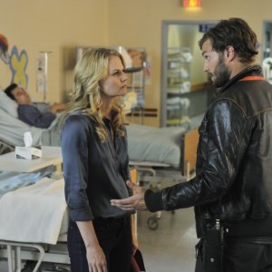 C'era una volta: Jennifer Morrison e Jamie Dornan nell'episodio Snow Falls