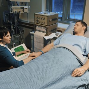 C'era una volta: Josh Dallas e Ginnifer Goodwin in un momento dell'episodio Snow Falls