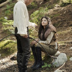 C'era una volta: Josh Dallas e Ginnifer Goodwin in una scena dell'episodio Snow Falls