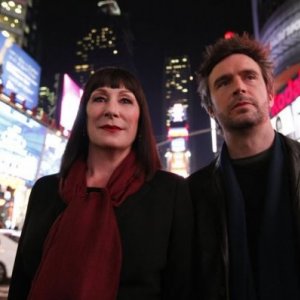 Smash: Anjelica Huston e Jack Davenport nel pilot della serie NBC