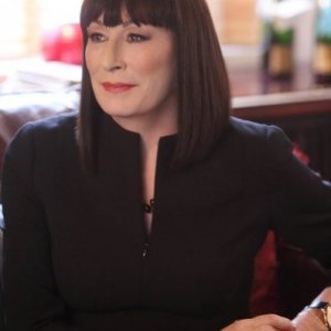Smash: Anjelica Huston nel pilot della serie NBC