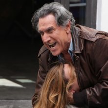 Lando Buzzanca in una drammatica sequenza della fiction di Rai Uno, Il restauratore