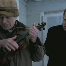 Alan Arkin e Greg Kinnear in una scena di Thin Ice