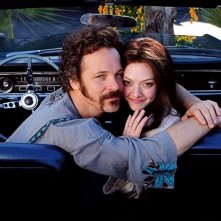 Amanda Seyfried e Peter Sarsgaard insieme felici e sorridenti in Lovelace