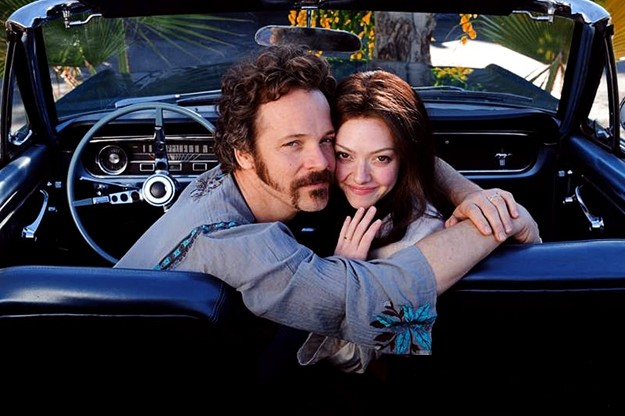 Amanda Seyfried e Peter Sarsgaard insieme felici e sorridenti in Lovelace