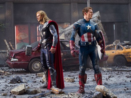 Chris Hemsworth E Chris Evans Spalla Contro Spalla In The Avengers 228526