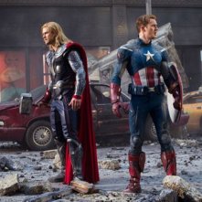 Chris Hemsworth E Chris Evans Spalla Contro Spalla In The Avengers 228526
