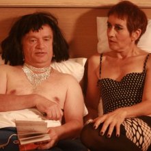 Dominique Pinon e Caroline Loeb in L'orpheline avec en plus un bras en moins