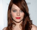 Emma Stone su una piccola Corvette bianca