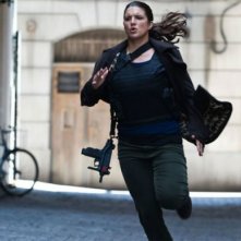 Gina Carano, armata di mitraglietta, sfugge ai nemici in una concitata immagine di Knockout - Resa dei conti