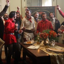 Giorgio Pasotti esorta le camicie rosse in una scena della miniserie di Rai Uno, Anita