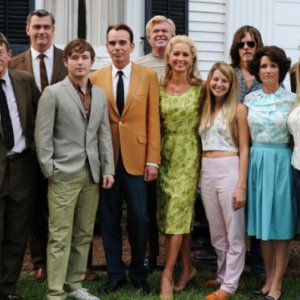 Il cast al completo del film Jayne Mansfield's Car posa per una foto promozionale del film
