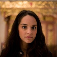 la bella Noémie Merlant è la protagonista di L'orpheline avec en plus un bras en moins