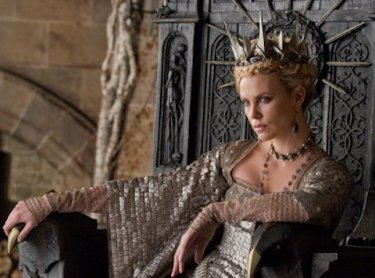 La minacciosa regina Charlize Theron sul suo trono in Biancaneve e il cacciatore
