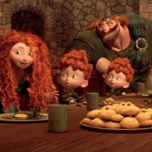 La selvaggia Merida a tavola con la sua numerosa e rossa famiglia in una scena di Brave - Coraggiosa e ribelle