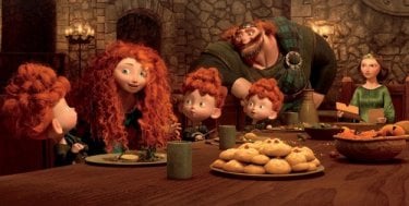 La selvaggia Merida a tavola con la sua numerosa e rossa famiglia in una scena di Brave - Coraggiosa e ribelle