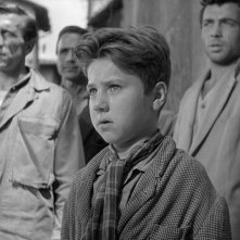 Ladri di biciclette: Enzo Staiola in una scena del film