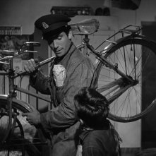Ladri di biciclette: Lamberto Maggiorani e Enzo Staiola in una scena del film