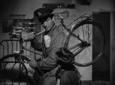 Ladri di biciclette: Lamberto Maggiorani e Enzo Staiola in una scena del film